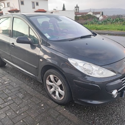 Carro preto Peugeot 307 estacionado numa rua