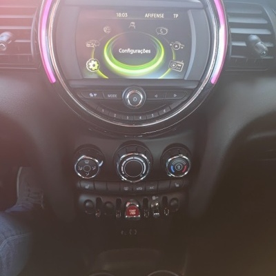 Painel de controlo central de carro com ecrã digital redondo iluminado