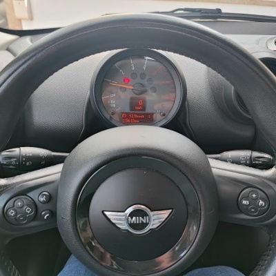 Volante de automóvel MINI com painel de instrumentos
