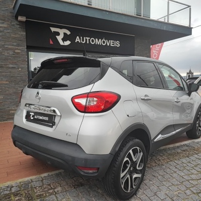 Renault Captur prata com tejadilho preto junto a loja RC AUTOMÓVEIS