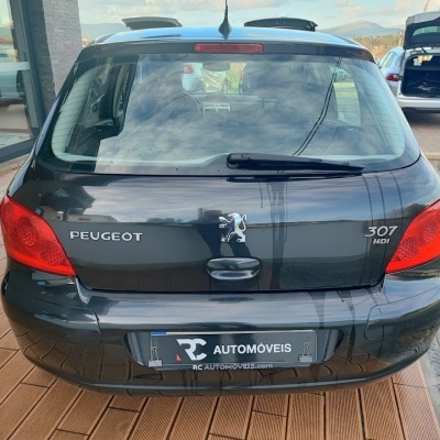 Carro Peugeot 307 HDI preto visto de trás com matrícula RC AUTOMÓVEIS.