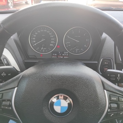 Interior de carro BMW com volante e painel de instrumentos visíveis