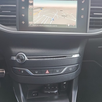 Ecrã de navegação de carro com mapa e controlo climático