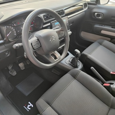 Interior de automóvel Citroën com volante em couro cinzento e bancos em tecido cinzento