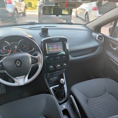 Interior do carro Renault com volante, painel digital, ecrã tátil e bancos em tecido preto
