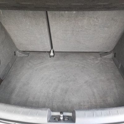 Porta-malas de carro com revestimento cinza e rede lateral
