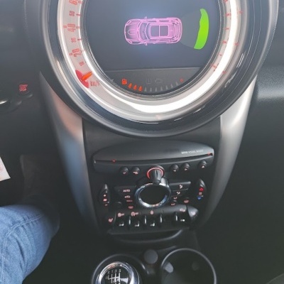 Painel central de carro com mostrador circular e caixa de velocidades manual