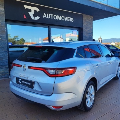 Carro Renault branco estacionado em loja de automóveis RC