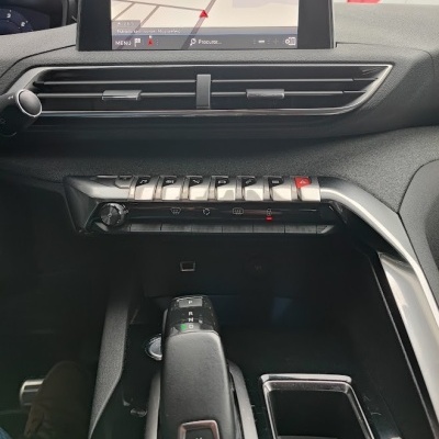 Consola central de automóvel com sistema de navegação e seletor de velocidade