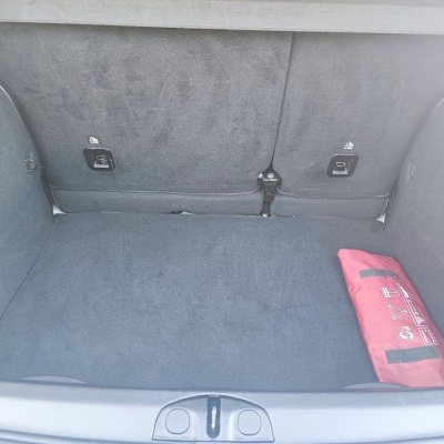Mala de carro cinza com bolsa vermelha de primeiros socorros