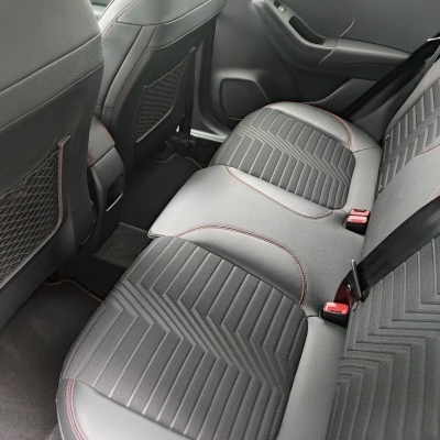 Bancos traseiros de automóvel em tecido e couro preto com costura vermelha