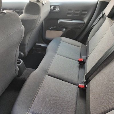 Bancos traseiros de automóvel em tecido cinzento escuro