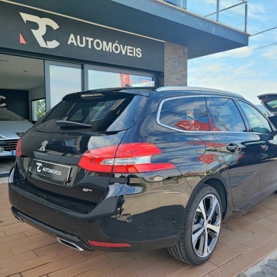 Carro Peugeot preto perua GT à frente de loja RC AUTOMÓVEIS