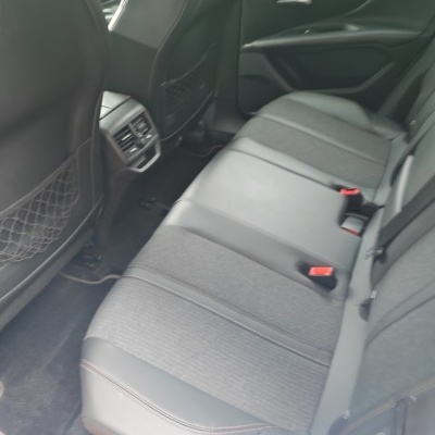 Banco traseiro de carro com material misto de tecido cinzento e couro preto