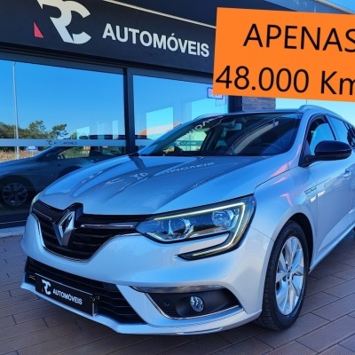 Carro Renault prata com texto 'APENAS 48.000 Kms'