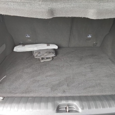 Mala de carro cinza escuro com saco e bolsa
