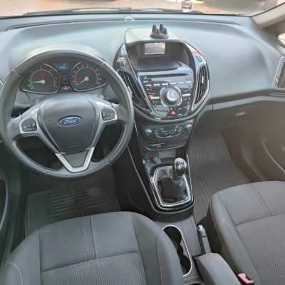 Interior de carro Ford com volante preto e painel central