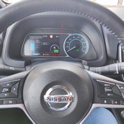 Volante em couro preto de carro Nissan com painel digital e indicadores visíveis