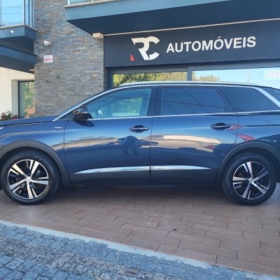 Carro SUV cinzento escuro estacionado em loja de automóveis RC AUTOMÓVEIS.