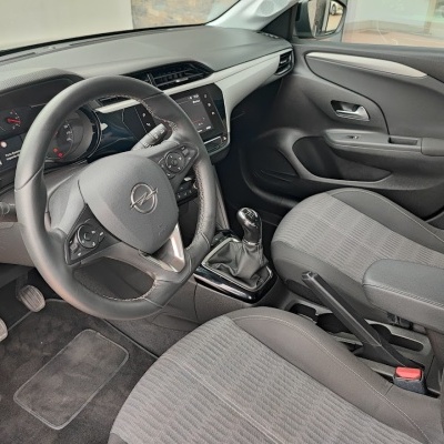Interior de automóvel Opel com bancos cinzentos e volante em pele preta
