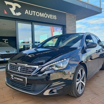 Carro Peugeot preto à venda em frente a loja RC AUTOMÓVEIS
