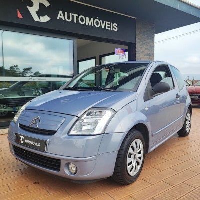 Carro Citroën cinzento claro em frente a loja RC AUTOMÓVEIS