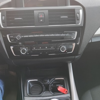 Painel frontal e consola central de carro com ecrã tátil e caixa de velocidades manual