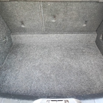 Bagageira de carro cinzenta revestida a tecido