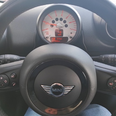 Volante preto de Mini Cooper com painel de instrumentos e mostrador digital