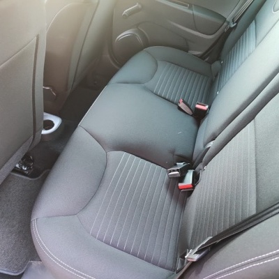 Banco traseiro cinza escuro de carro com cintos de segurança