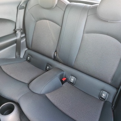 Bancos traseiros de carro em tecido cinzento com ISOFIX e cinto de segurança