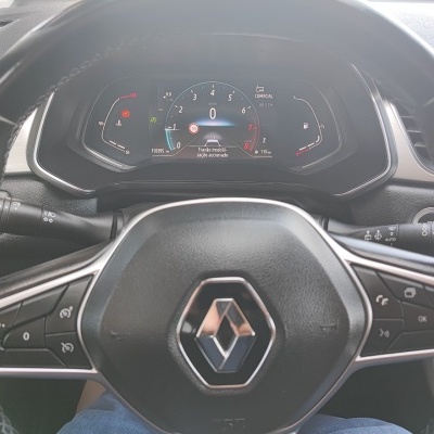 Volante de carro preto com painel digital a mostrar velocidade e outras informações.
