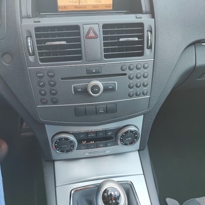 Painel central do interior de carro com rádio, comandos e alavanca manual