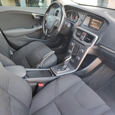 Interior de automóvel preto com volante e consola central