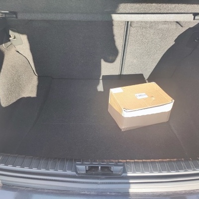 Mala de carro com caixa de cartão castanha no interior revestido a tecido cinzento escuro