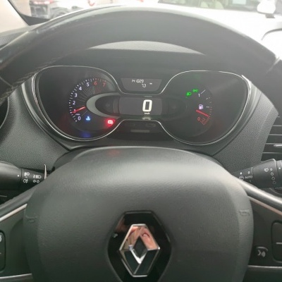 Painel digital e analógico de carro Renault visto a partir do volante