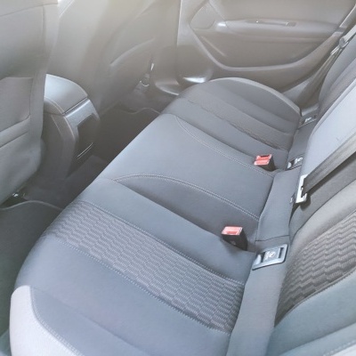 Assento traseiro de carro em tecido cinza escuro com cinto de segurança
