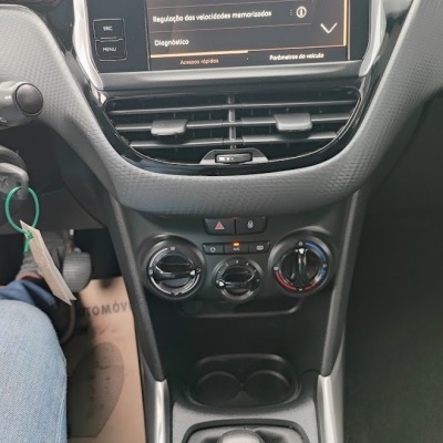 Painel central de carro com ecrã digital e caixa de velocidades manual