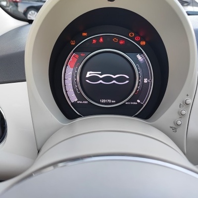 Painel do velocímetro digital do Fiat 500 com indicadores e botões nas laterais