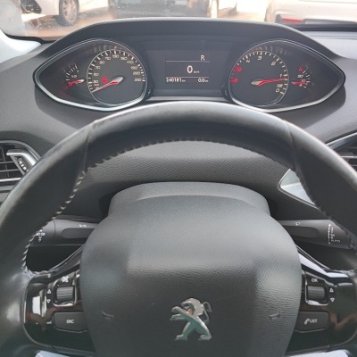 Painel e volante de carro Peugeot preto com indicadores digitais e analógicos