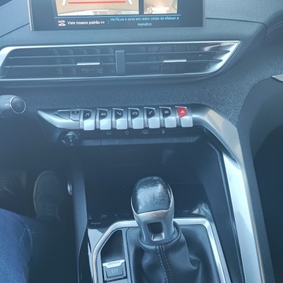 Painel e interior de carro com alavanca de mudanças e ecrã de câmera de marcha-atrás