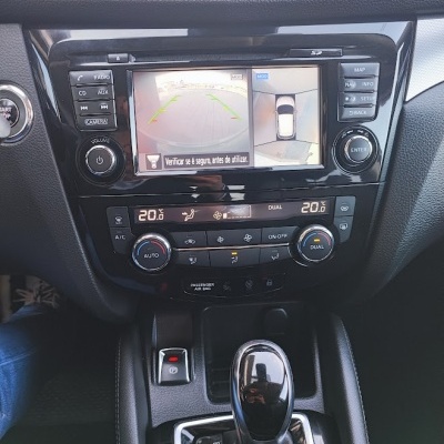 Painel central de automóvel com ecrã digital e câmbio automático