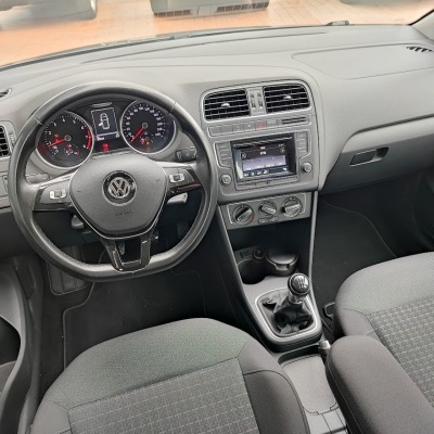 Interior automóvel Volkswagen com volante em couro preto e bancos cinza