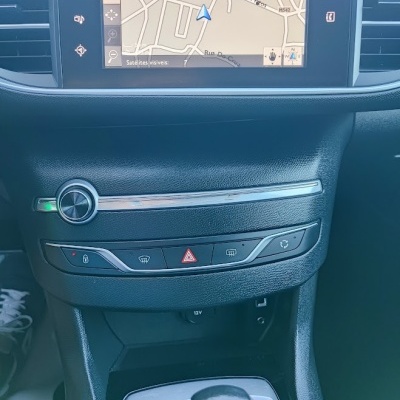 Painel central de carro com ecrã GPS e controles