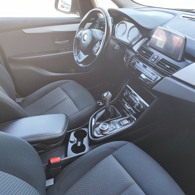 Interior de carro com bancos de tecido cinzento e painel preto