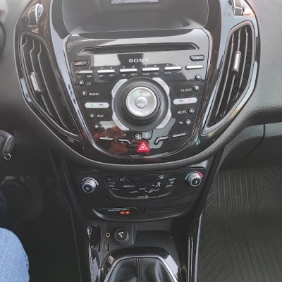 Painel central de carro com rádio Sony, ecrã, comandos e caixa de velocidades.