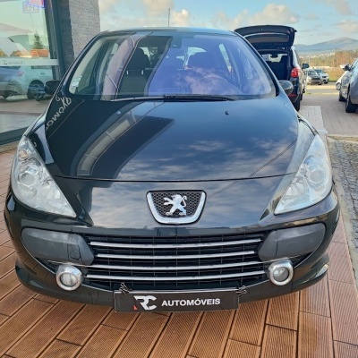 Carro Peugeot preto estacionado com placa RC AUTOMÓVEIS