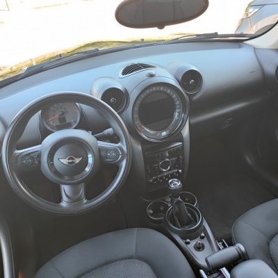 Interior de carro MINI com volante em couro preto e painel circular