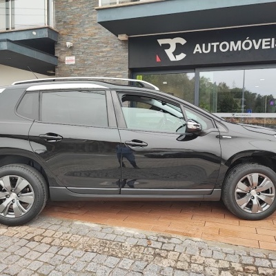 Carro SUV preto estacionado em frente a loja RC AUTOMÓVEIS