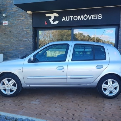 Automóvel cinzento prateado estacionado em loja RC Automóveis
